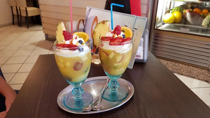 Früchte-Eisbecher mit Ananas, Erdbeeren und Orange