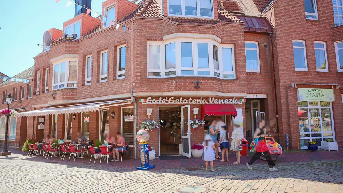 Das Café Gelateria Venezia in der Schuhstraße / Pumpenplatz der Fußgängerzone von Oldenburg in Holstein